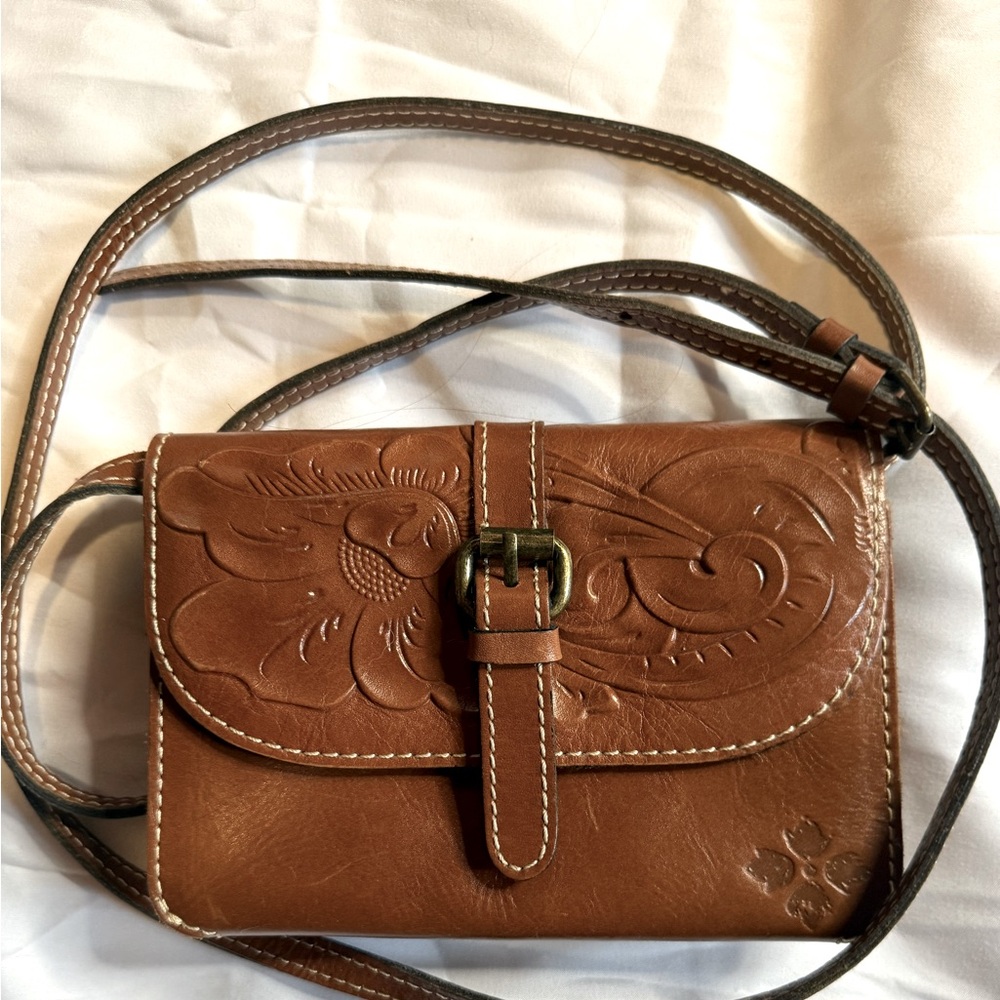 Embossed leather crossbody-8” x 4” x 1 3/4.
Brand unknown. Detachable strap.